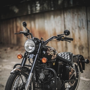 Modifikasi Royal Enfield,  Black Shine Bobber 