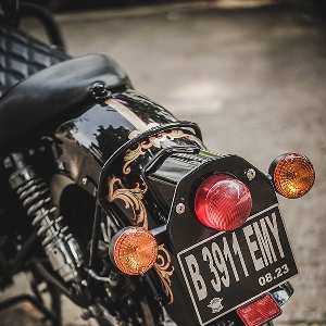 Modifikasi Royal Enfield,  Black Shine Bobber 