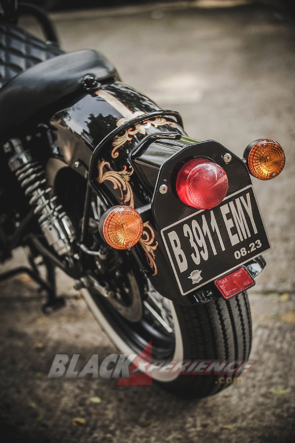 Modifikasi Royal Enfield,  Black Shine Bobber 