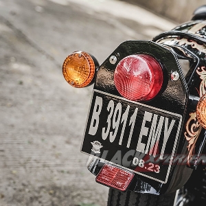 Modifikasi Royal Enfield,  Black Shine Bobber 