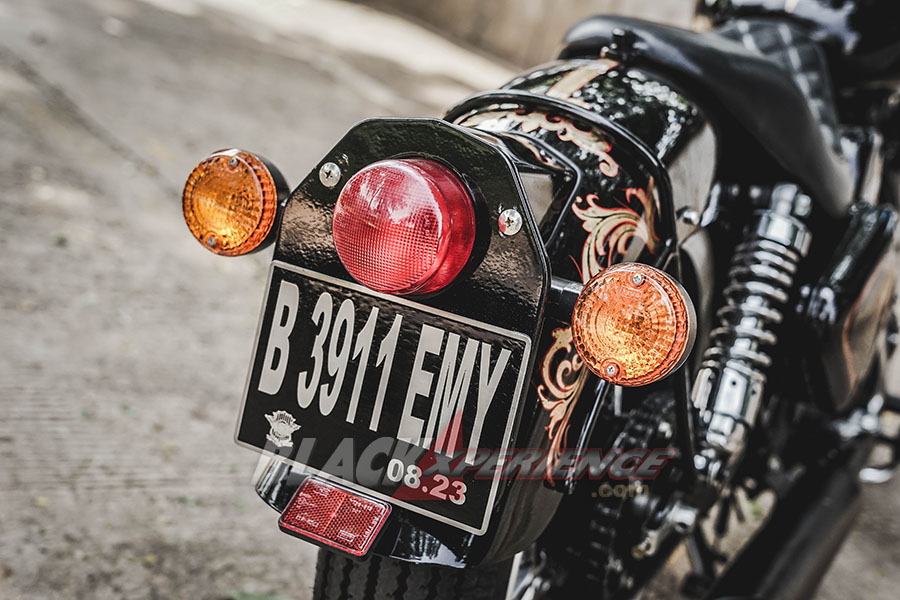 Modifikasi Royal Enfield,  Black Shine Bobber 