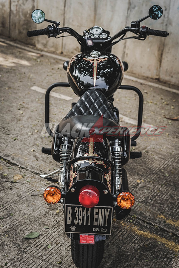 Modifikasi Royal Enfield,  Black Shine Bobber 