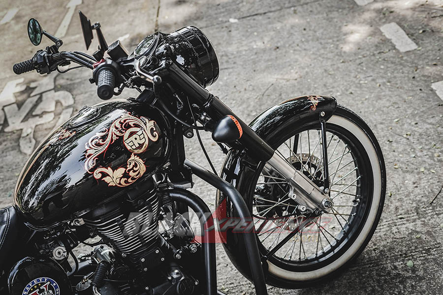 Modifikasi Royal Enfield,  Black Shine Bobber 