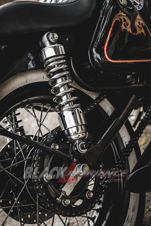 Modifikasi Royal Enfield,  Black Shine Bobber 