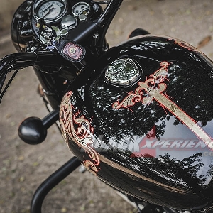 Modifikasi Royal Enfield,  Black Shine Bobber 