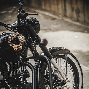 Modifikasi Royal Enfield,  Black Shine Bobber 