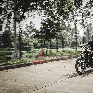 Modifikasi Royal Enfield,  Black Shine Bobber 