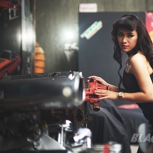 Siska - Dara Manis Pecinta American Muscle Car