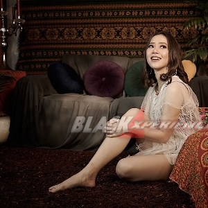 Rebecca Regina -Aktris, Penyanyi Dan Modeling-