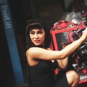 Siska - Dara Manis Pecinta American Muscle Car