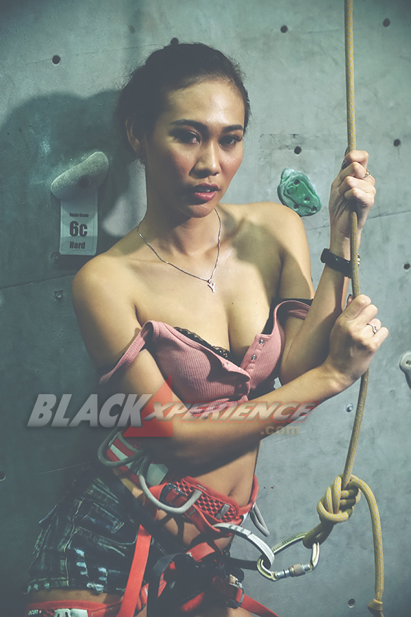 Yunie Kianaila - Pemanjat Seksi Penyuka Cowok Macho