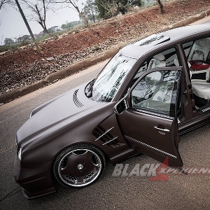 Modifikasi Mercedes E230, Modifikasi Extreme Body Kit dan Static Stance