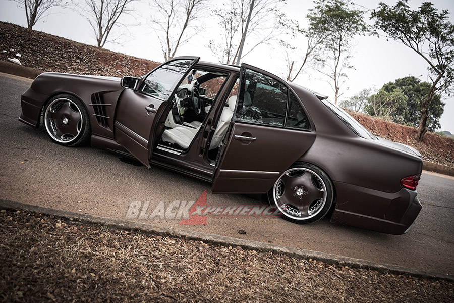 Modifikasi Mercedes E230, Modifikasi Extreme Body Kit dan Static Stance