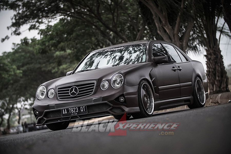 Modifikasi Mercedes E230, Modifikasi Extreme Body Kit dan Static Stance