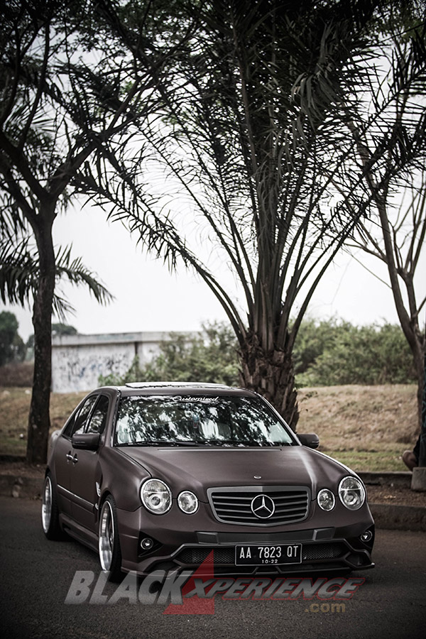 Modifikasi Mercedes E230, Modifikasi Extreme Body Kit dan Static Stance