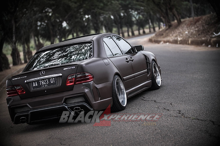 Modifikasi Mercedes E230, Modifikasi Extreme Body Kit dan Static Stance