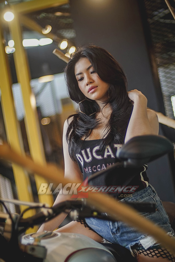 Valencia Tiffany -Penggagum Motor Besar Yang Seksi