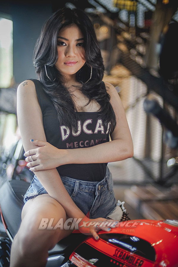 Valencia Tiffany -Penggagum Motor Besar Yang Seksi
