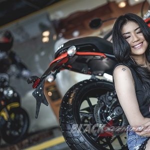 Valencia Tiffany -Penggagum Motor Besar Yang Seksi