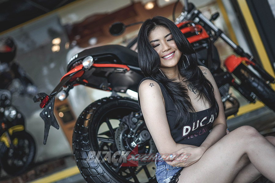 Valencia Tiffany -Penggagum Motor Besar Yang Seksi