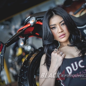 Valencia Tiffany -Penggagum Motor Besar Yang Seksi