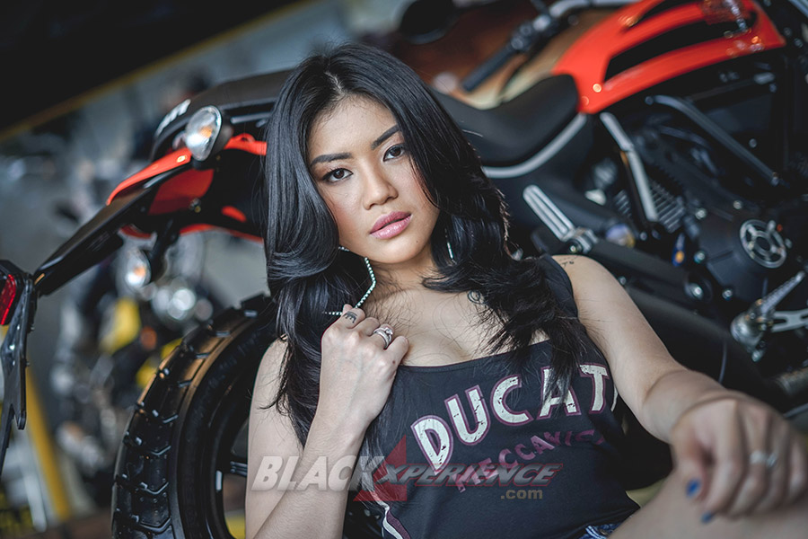 Valencia Tiffany -Penggagum Motor Besar Yang Seksi