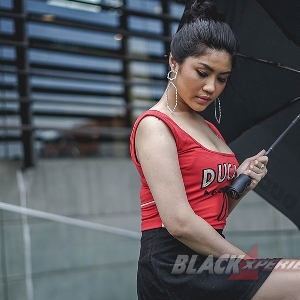 Valencia Tiffany -Penggagum Motor Besar Yang Seksi