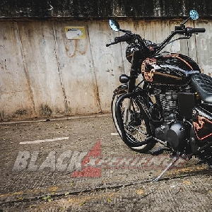 Modifikasi Royal Enfield,  Black Shine Bobber 