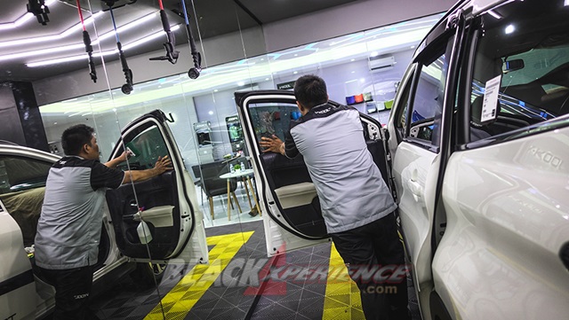 Awali Modifikasi Interior All New Rush Dengan Upgrade Kaca Film 