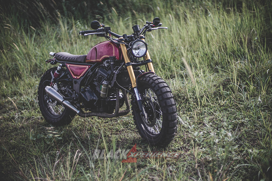 Modifikasi Ninja 250 - Ukir Spirit Rossoneri pada Motor Scrambler