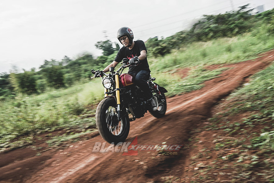 Modifikasi Ninja 250 - Ukir Spirit Rossoneri pada Motor Scrambler