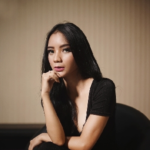 Yossie Selena - Modeling dan Presenter Jadi Impiannya