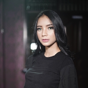 Yossie Selena - Modeling dan Presenter Jadi Impiannya