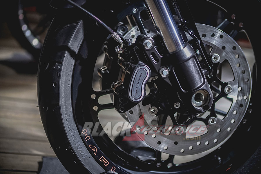 Harley Davidson FXDR dan Iron-Moge Klasik, Tenaga Modern