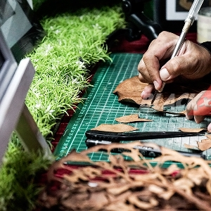 Gilang Keromon, Sulap Daun Kering Jadi Seni Bernilai Tinggi