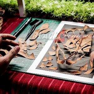 Gilang Keromon, Sulap Daun Kering Jadi Seni Bernilai Tinggi