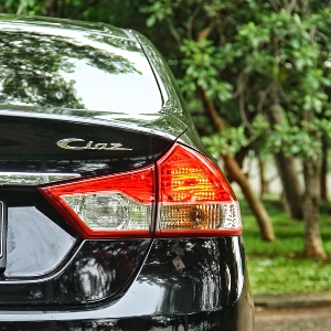 dua tone pada rear lamp membuat kendaraan tampak sporty