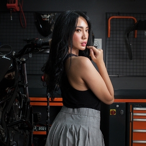 Azaria Claresta, Sicantik Tomboy, Penggemar Mobil SUV 