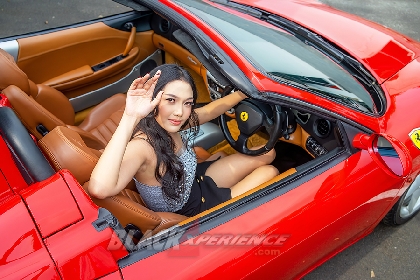 Aliyaa Menawan di Depan Ferrari dan BMW