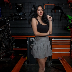 Azaria Claresta, Sicantik Tomboy, Penggemar Mobil SUV 