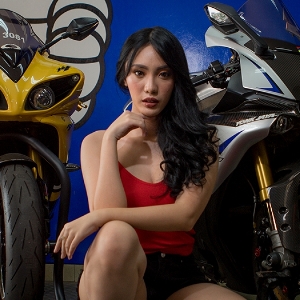 Azaria Claresta, Sicantik Tomboy, Penggemar Mobil SUV 