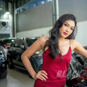 Aliyaa Menawan di Depan Ferrari dan BMW