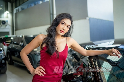 Aliyaa Menawan di Depan Ferrari dan BMW