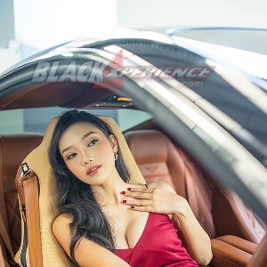 Aliyaa Menawan di Depan Ferrari dan BMW