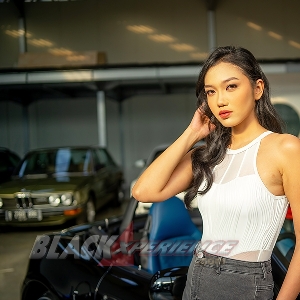 Aliyaa Menawan di Depan Ferrari dan BMW