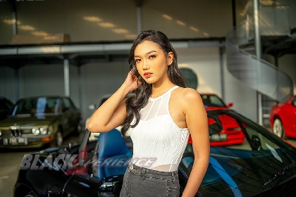 Aliyaa Menawan di Depan Ferrari dan BMW