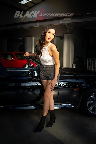 Aliyaa Menawan di Depan Ferrari dan BMW