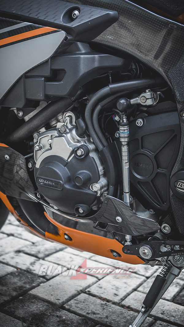 Kombinasi Decal dan Carbon Dongkrak Tampilan Yamaha R1 