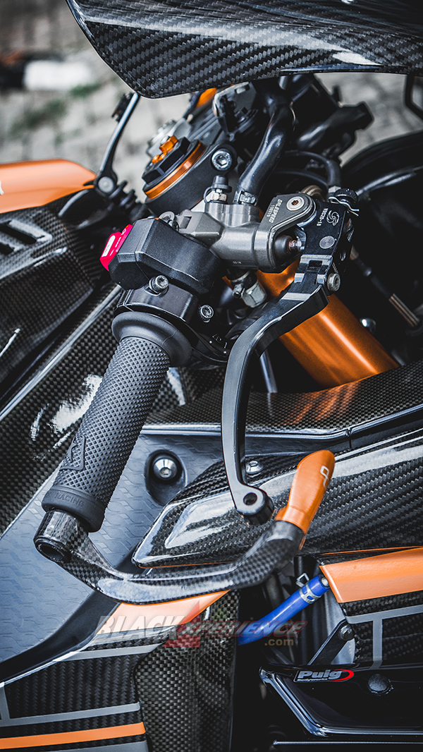 Kombinasi Decal dan Carbon Dongkrak Tampilan Yamaha R1 