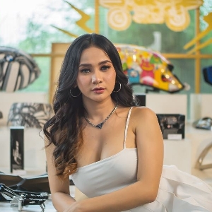 Gracela Andreas : Cowok Pake Motorsport BMW M1000RR Jadi Klik Banget